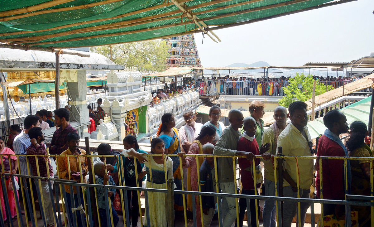 huge-rush-of-bhavani-devotees-at-kanaka-durga-temple-in-vijayawada-16.jpg 13