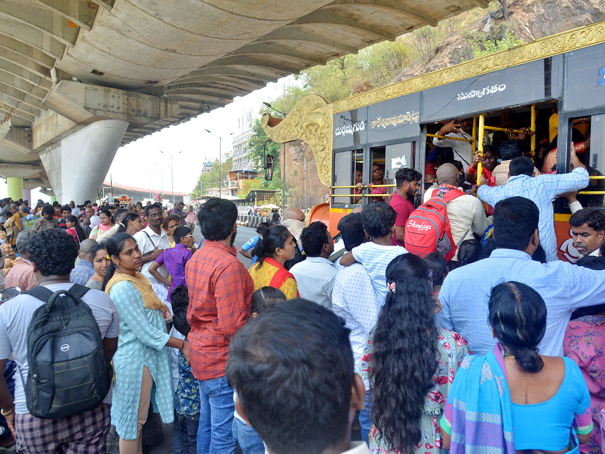 huge-rush-of-bhavani-devotees-at-kanaka-durga-temple-in-vijayawada-17.jpg 14