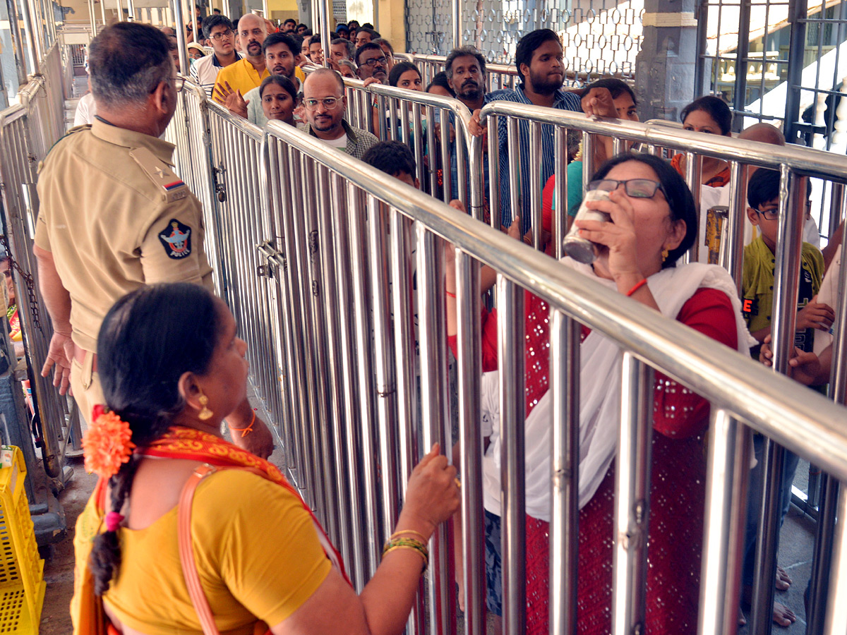 huge-rush-of-bhavani-devotees-at-kanaka-durga-temple-in-vijayawada-19.jpg 15