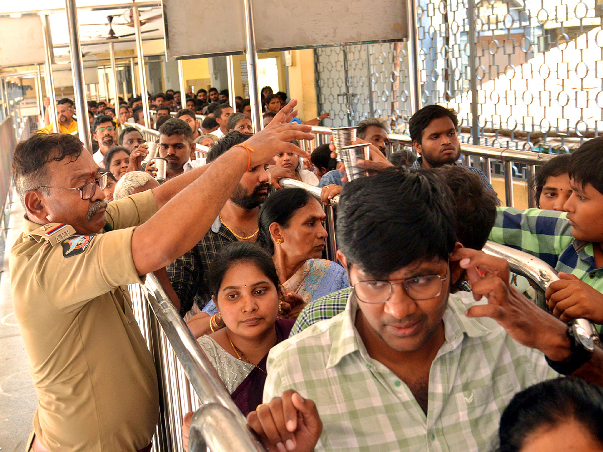 huge-rush-of-bhavani-devotees-at-kanaka-durga-temple-in-vijayawada-20.jpg 16