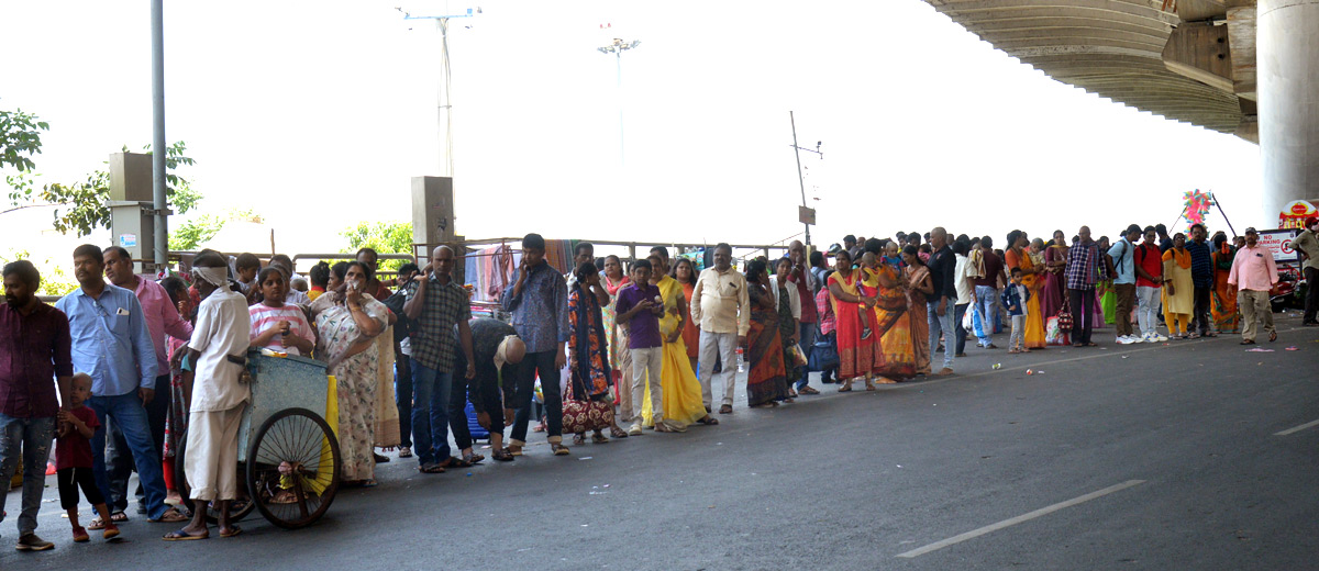 huge-rush-of-bhavani-devotees-at-kanaka-durga-temple-in-vijayawada-21.jpg 17