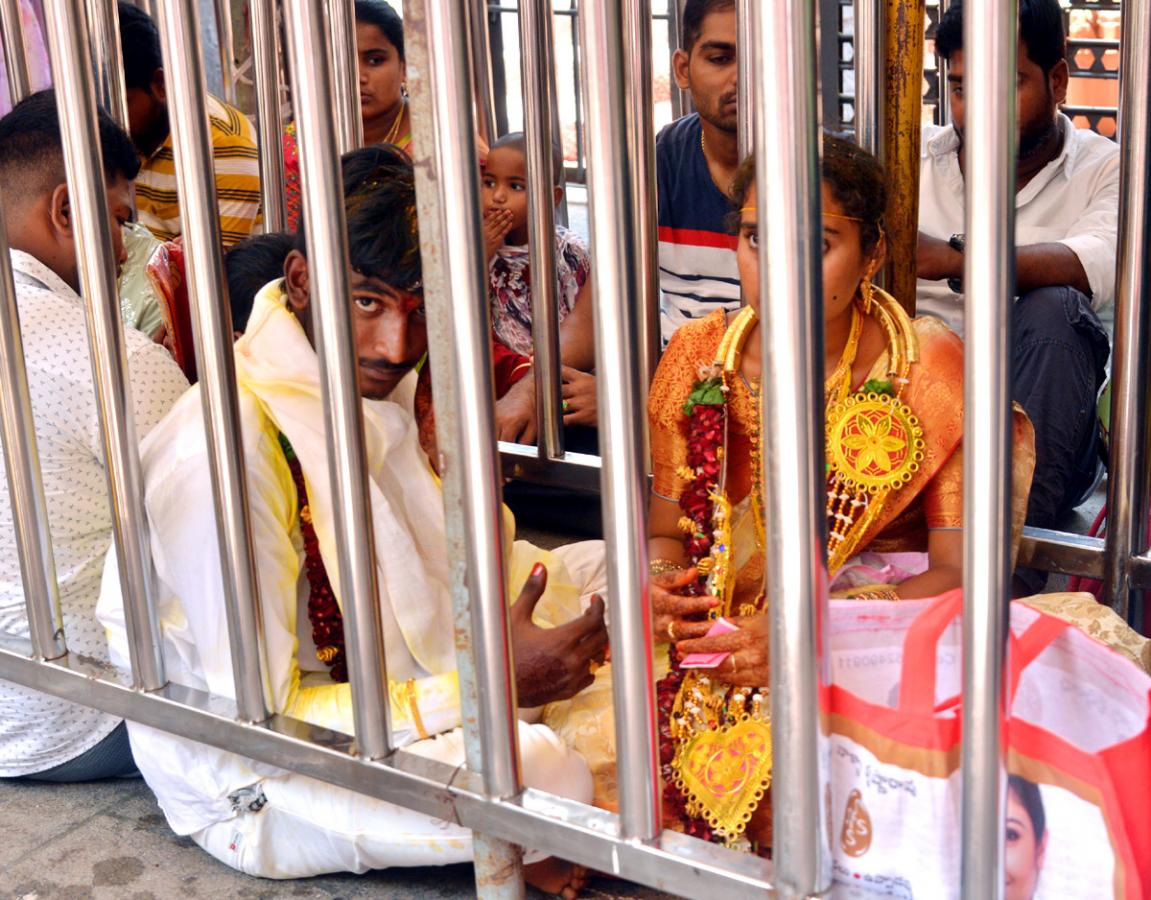 huge-rush-of-bhavani-devotees-at-kanaka-durga-temple-in-vijayawada-22.jpg 18