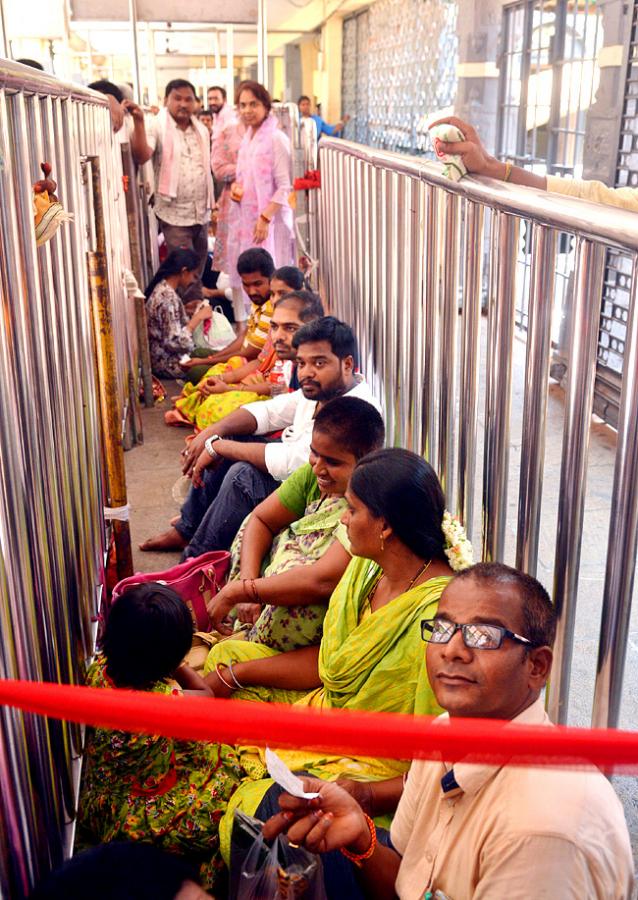 huge-rush-of-bhavani-devotees-at-kanaka-durga-temple-in-vijayawada-23.jpg 19