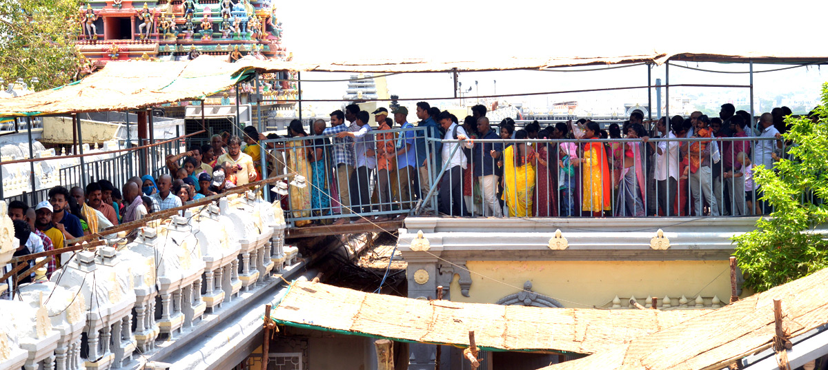 huge-rush-of-bhavani-devotees-at-kanaka-durga-temple-in-vijayawada-25.jpg 20