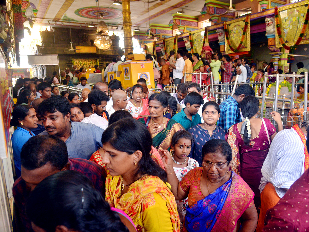 huge-rush-of-bhavani-devotees-at-kanaka-durga-temple-in-vijayawada-29.jpg 21