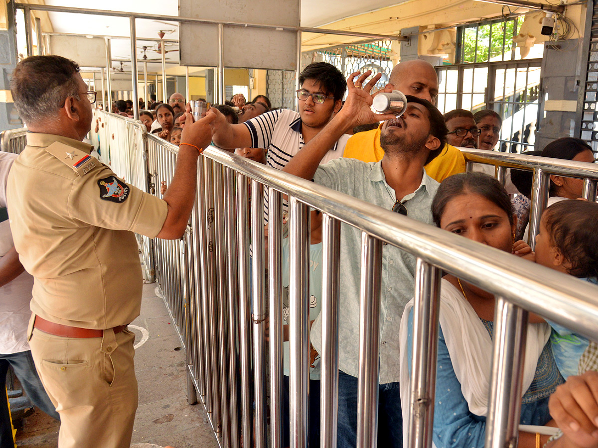 huge-rush-of-bhavani-devotees-at-kanaka-durga-temple-in-vijayawada-3.jpg 2