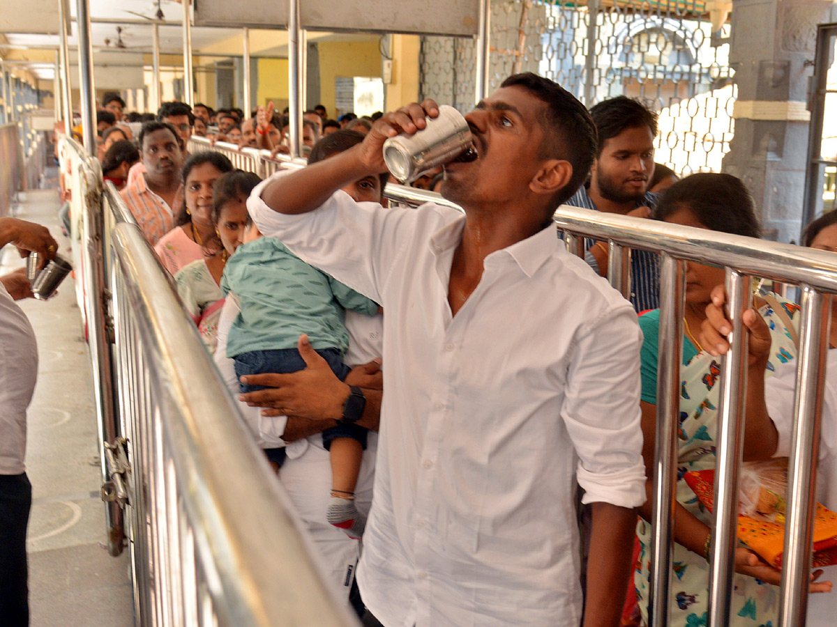 huge-rush-of-bhavani-devotees-at-kanaka-durga-temple-in-vijayawada-30.jpg 22