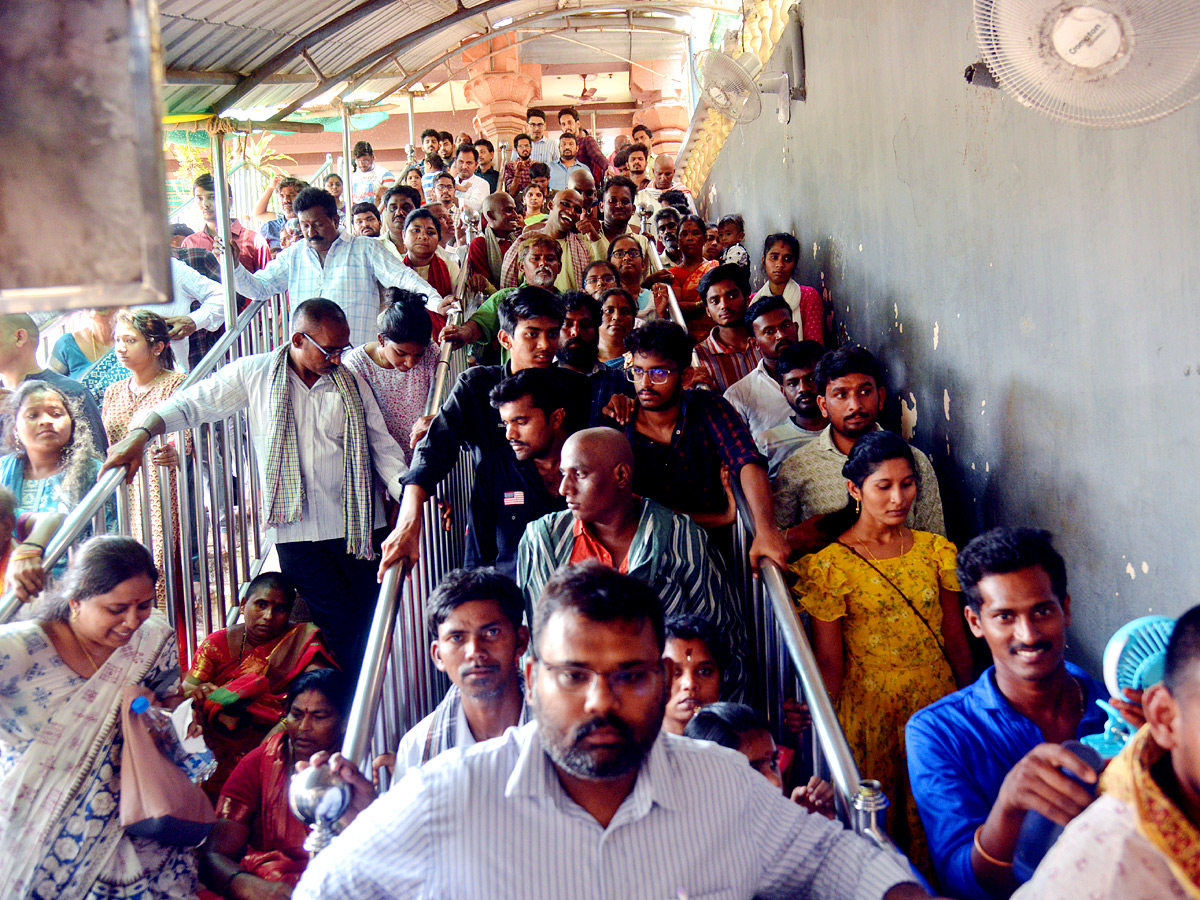 huge-rush-of-bhavani-devotees-at-kanaka-durga-temple-in-vijayawada-5.jpg 4