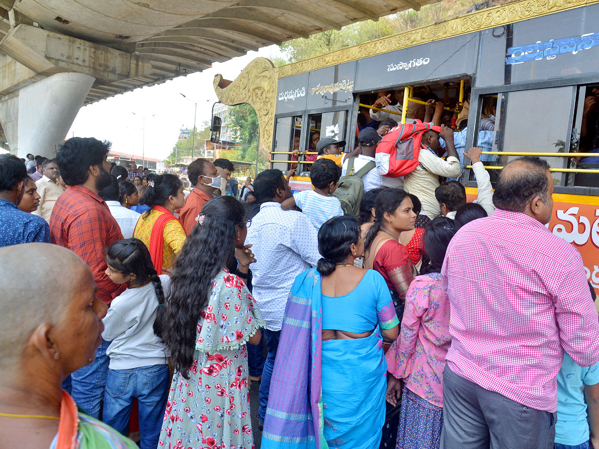 huge-rush-of-bhavani-devotees-at-kanaka-durga-temple-in-vijayawada-6.jpg 5