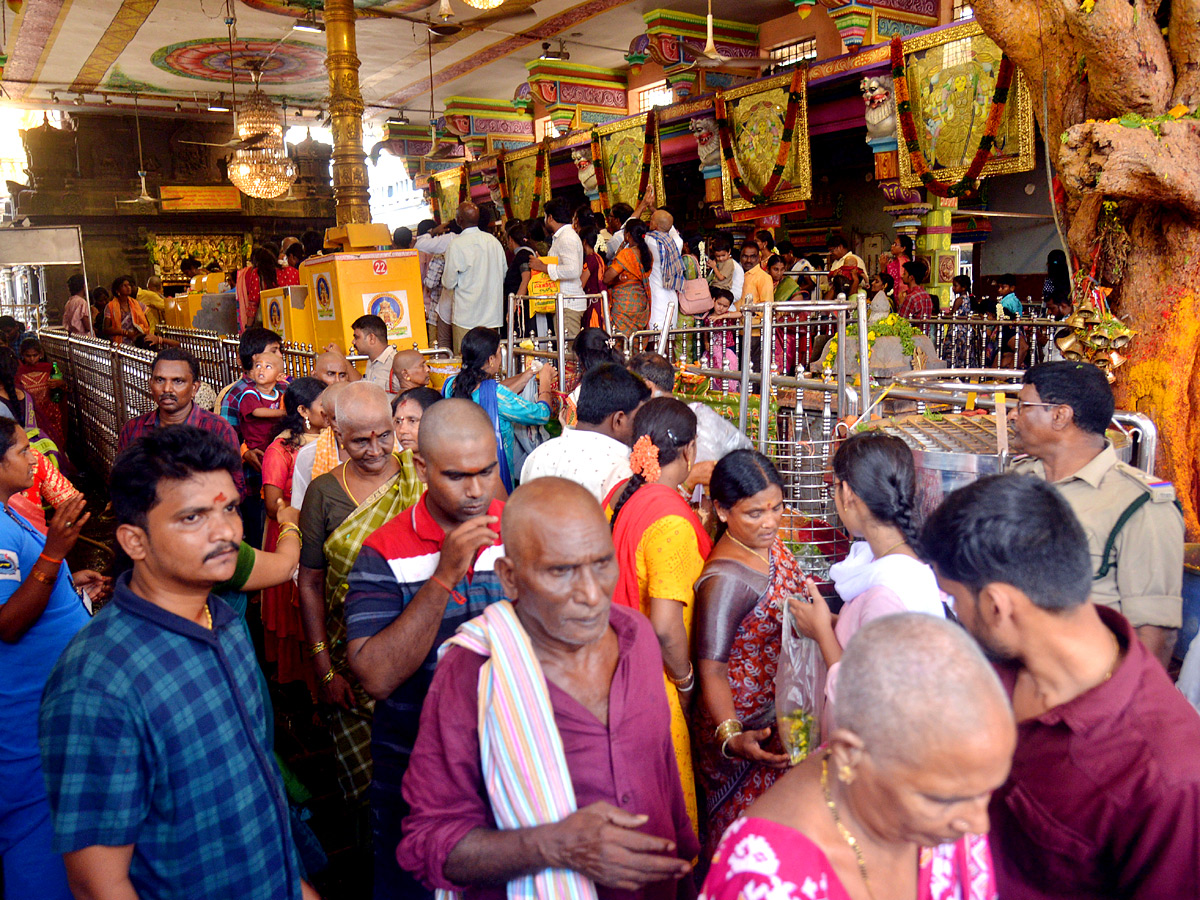 huge-rush-of-bhavani-devotees-at-kanaka-durga-temple-in-vijayawada-7.jpg 6