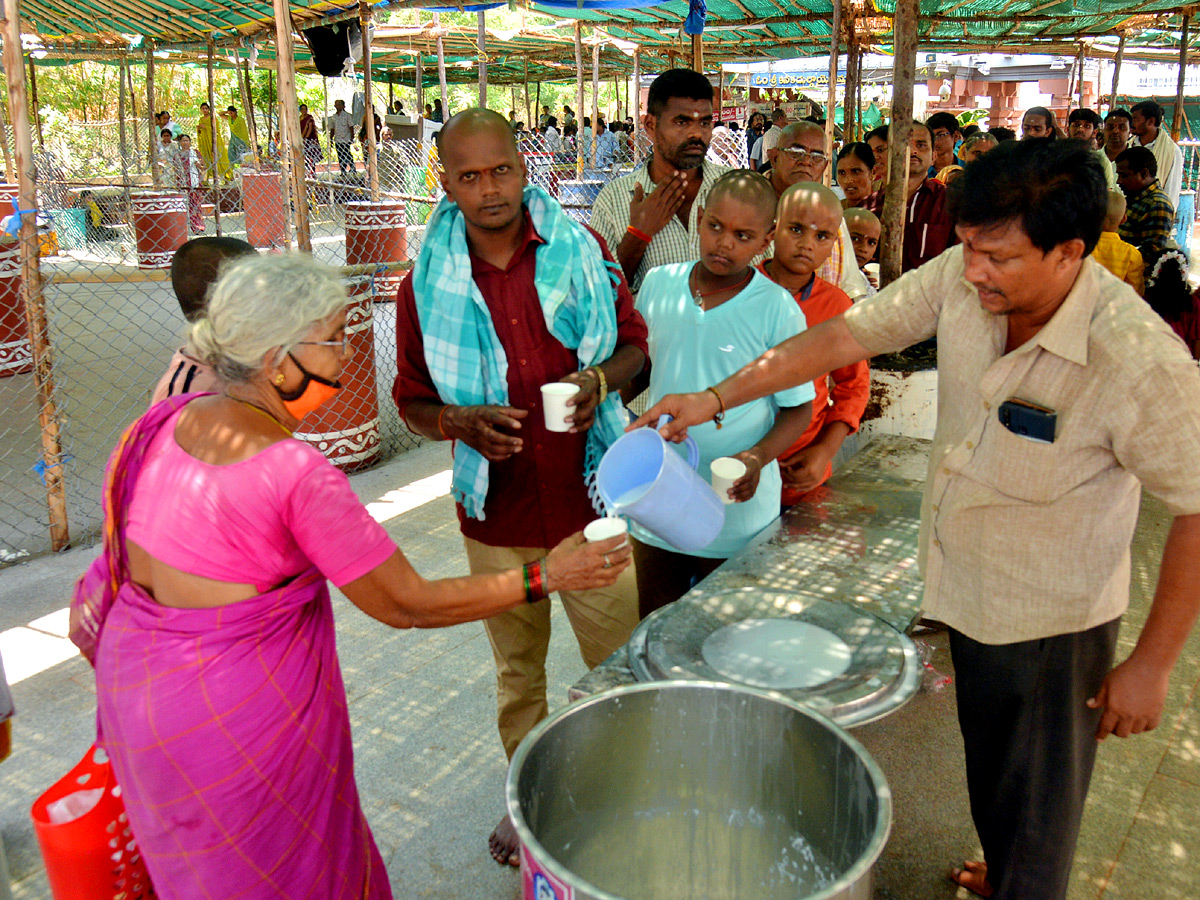 huge-rush-of-bhavani-devotees-at-kanaka-durga-temple-in-vijayawada-9.jpg 7