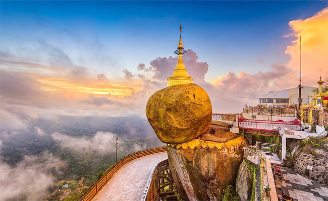 2._20The_20Golden_20Rock_20in_20Myanmar.jpg 3