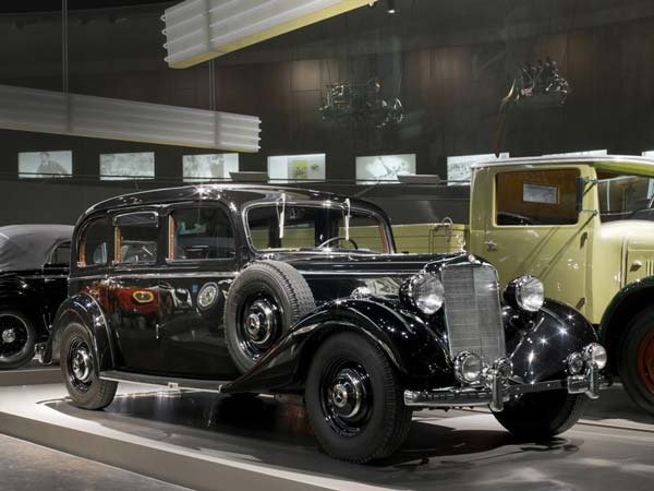 Mercedes-Benz_20Museum-16.jpeg 17