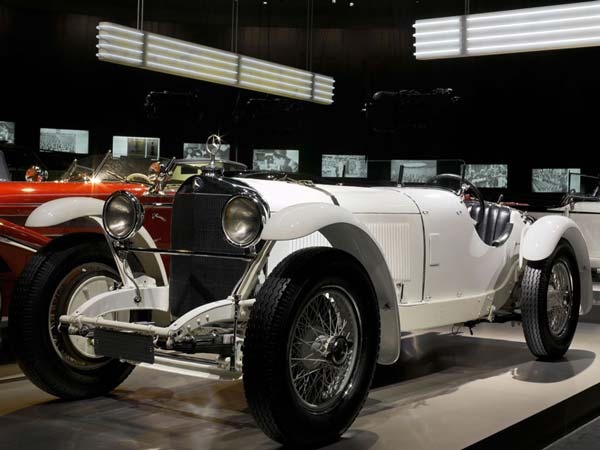 Mercedes-Benz_20Museum-17.jpeg 18