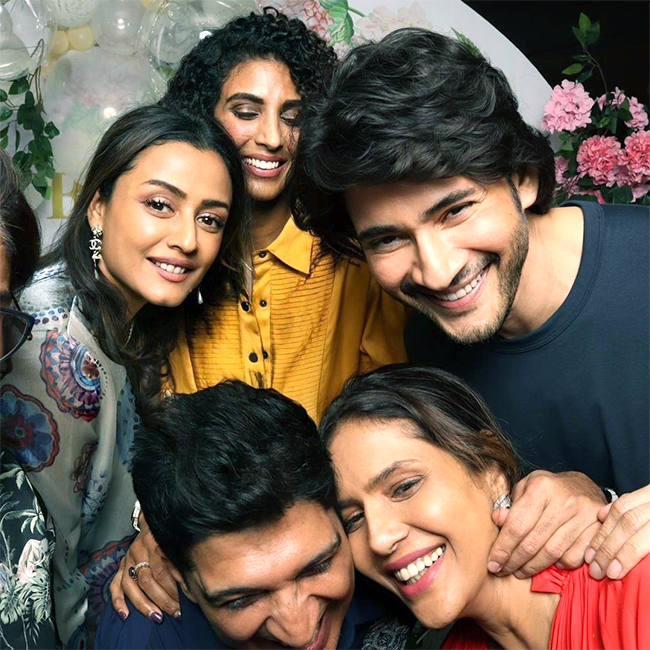 Mahesh-_20Babu-_20Gets-_20Goofy-_20At-_20Last-_20Nights-_20Event-_20Pics-8.jpg 8