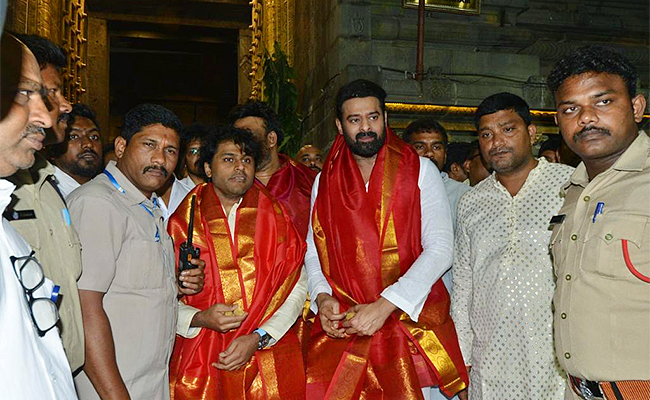 Prabhas-in-tirumala.jpg