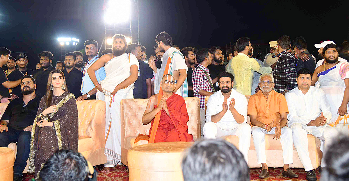 Adipurush-_20Pre_20-Release-_20Event_20-LIVE-_20Updates-16.jpg 16