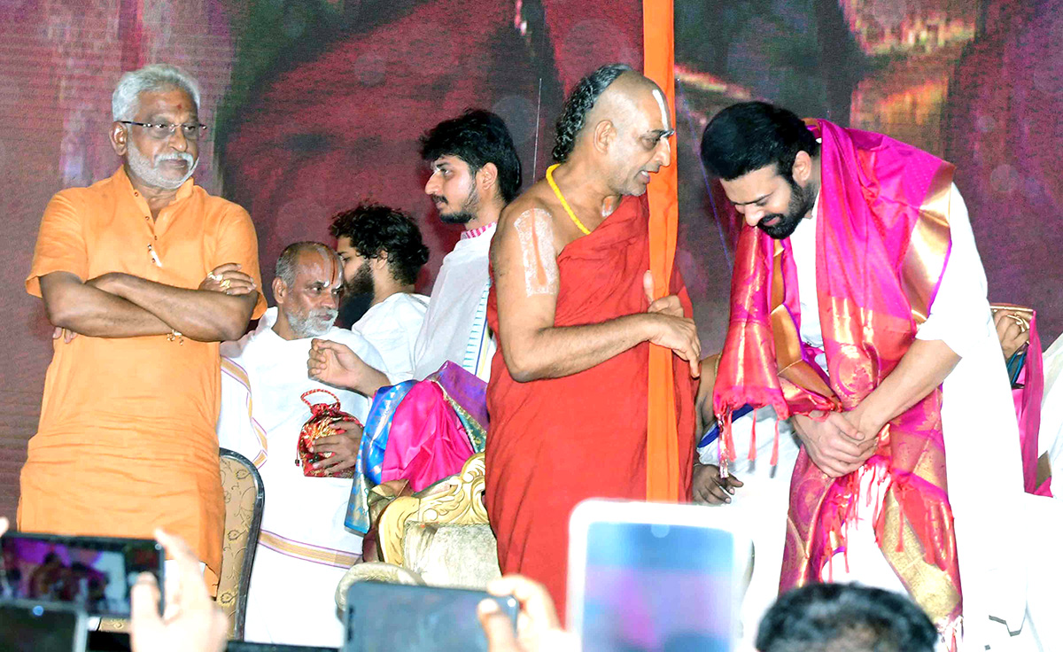 Adipurush-_20Pre_20-Release-_20Event_20-LIVE-_20Updates-17.jpg 17