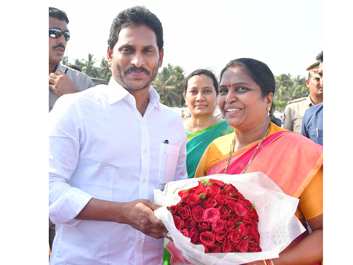 CM_20Jagan_20Convoy_20Receives_20Grand_20Welcome_20at_20konaseema_20Photos_2.jpg 12