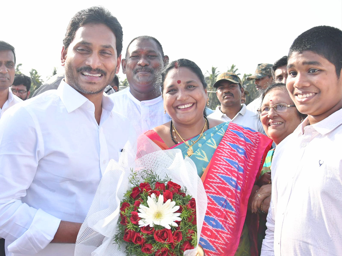 CM_20Jagan_20Convoy_20Receives_20Grand_20Welcome_20at_20konaseema_20Photos_7.jpg 15