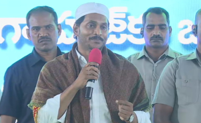 CM-YS-Jagan-Meets-Haj-Yatra.jpg