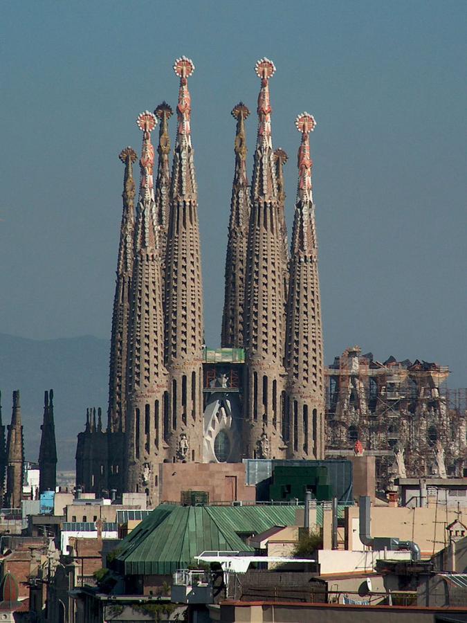 800px-Sagrada_Familia_2002.jpg 2
