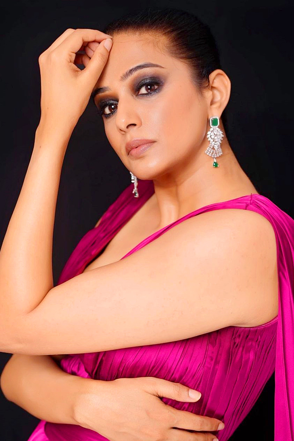 Priyamani_20flaunts_20her_20pink_20gown_20Photos_2.jpg 3