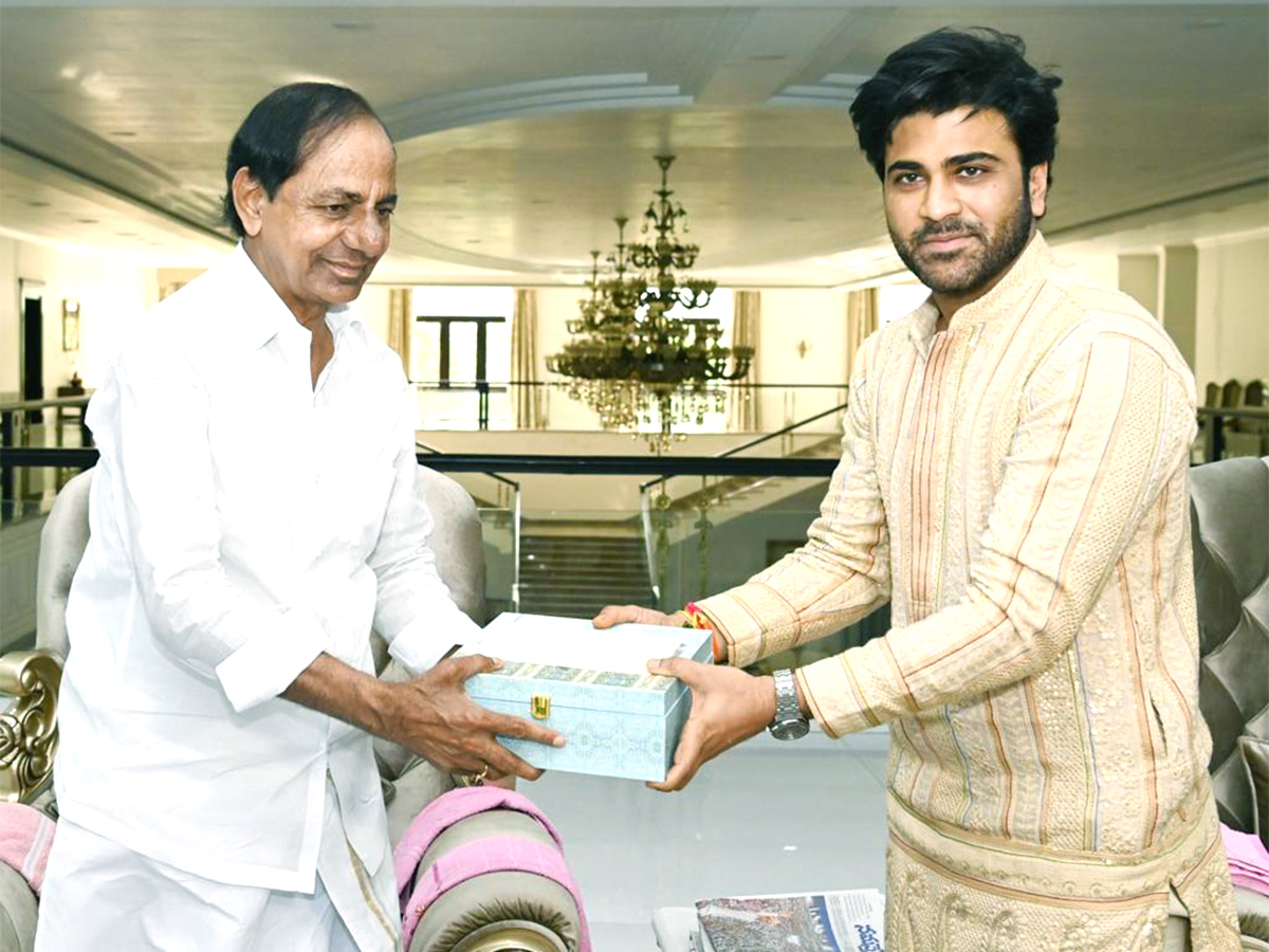 Sharwanand-invites-_20CM-_20KCR-_20to-_20his-_20wedding-_20reception-5.jpg 5