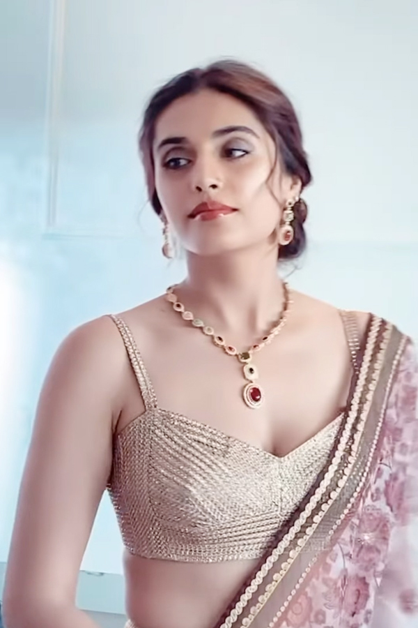 divyansha-kaushik-09.jpg 7