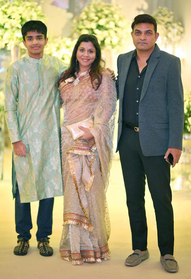 tollywood-celebrities-at-sharwanand-wedding-reception-_20function-_20at_20-hyderabad-24.jpg 22