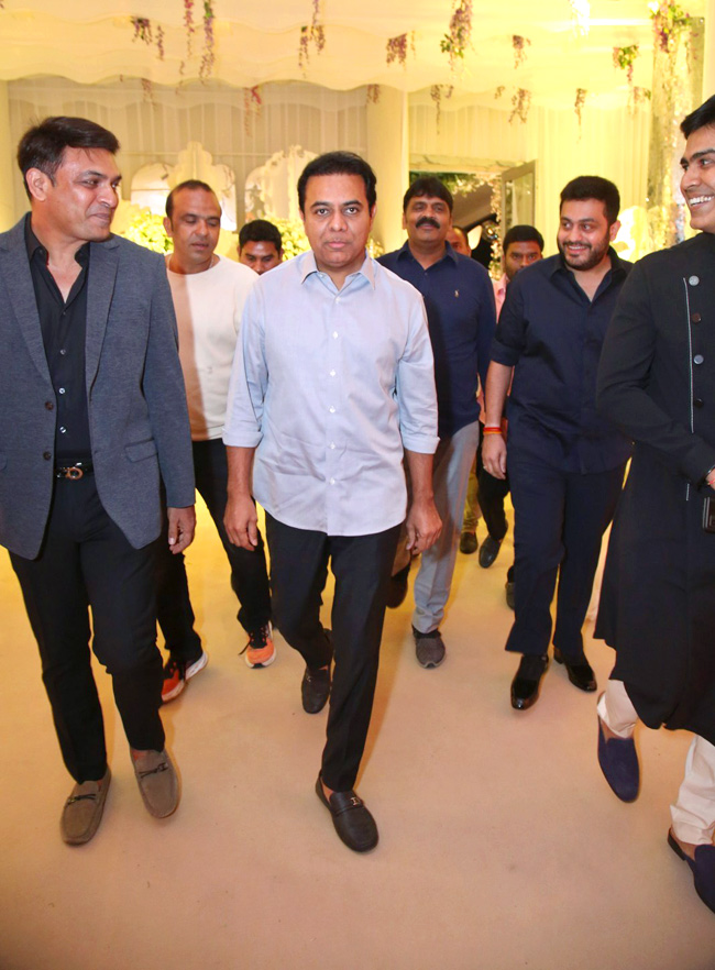tollywood-celebrities-at-sharwanand-wedding-reception-_20function-_20at_20-hyderabad-36.jpg 33