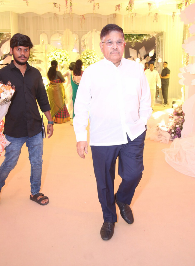 tollywood-celebrities-at-sharwanand-wedding-reception-_20function-_20at_20-hyderabad-43.jpg 40