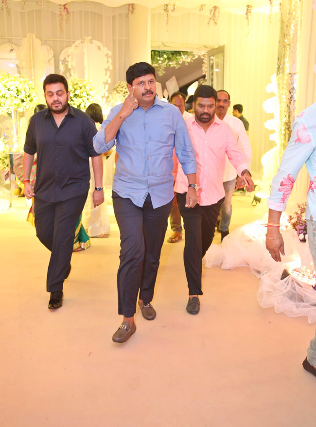 tollywood-celebrities-at-sharwanand-wedding-reception-_20function-_20at_20-hyderabad-44.jpg 41