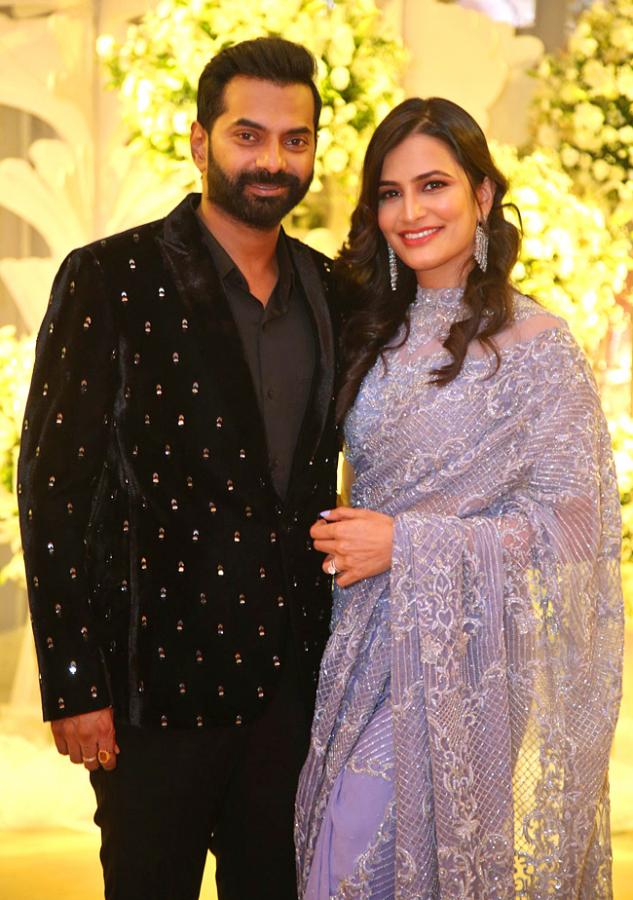 tollywood-celebrities-at-sharwanand-wedding-reception-_20function-_20at_20-hyderabad-50.jpg 45