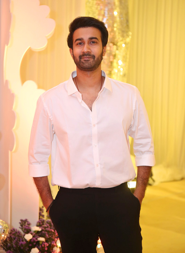 tollywood-celebrities-at-sharwanand-wedding-reception-_20function-_20at_20-hyderabad-51.jpg 46