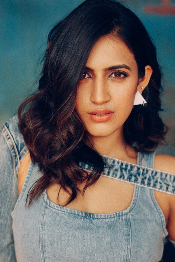 niharika3.jpg 4