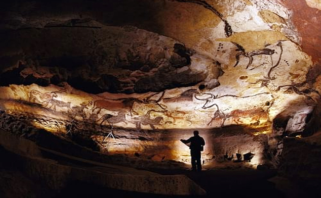 8.Lascaux_20Caves.jpg 9