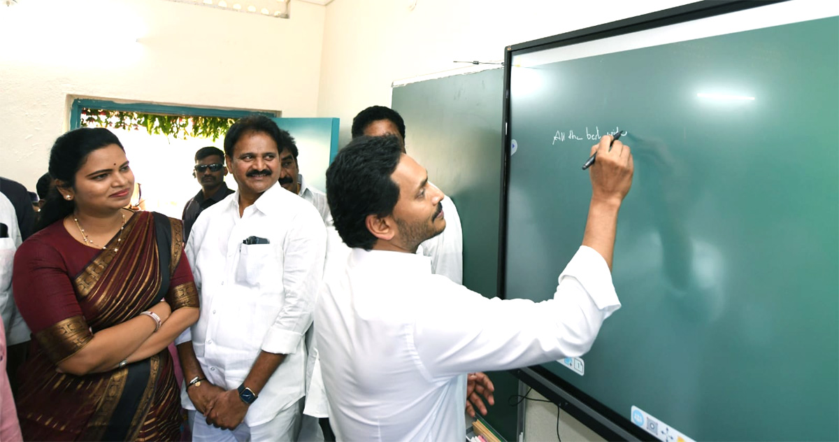 Photos-_20Of-_20CM-_20Jagan-_20Launch-_20Jagananna-_20vidya-_20kanuka-_20kit_20-Distribution-_20At-_20krosuru-13.jpg 13