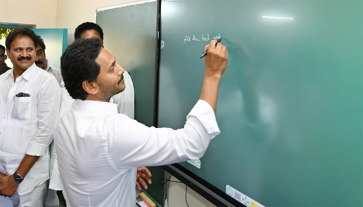 Photos-_20Of-_20CM-_20Jagan-_20Launch-_20Jagananna-_20vidya-_20kanuka-_20kit_20-Distribution-_20At-_20krosuru-26.jpg 25