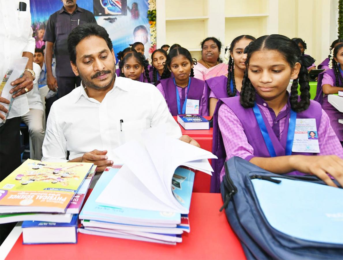 Photos-_20Of-_20CM-_20Jagan-_20Launch-_20Jagananna-_20vidya-_20kanuka-_20kit_20-Distribution-_20At-_20krosuru-27.jpg 26