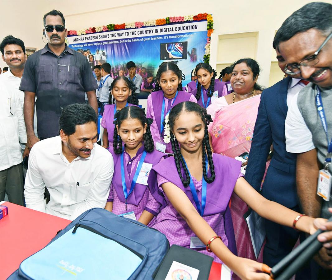 Photos-_20Of-_20CM-_20Jagan-_20Launch-_20Jagananna-_20vidya-_20kanuka-_20kit_20-Distribution-_20At-_20krosuru-4.jpg 4