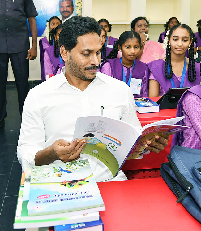 Photos-_20Of-_20CM-_20Jagan-_20Launch-_20Jagananna-_20vidya-_20kanuka-_20kit_20-Distribution-_20At-_20krosuru-8.jpg 8