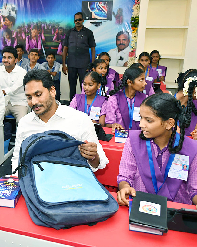 Photos-_20Of-_20CM-_20Jagan-_20Launch-_20Jagananna-_20vidya-_20kanuka-_20kit_20-Distribution-_20At-_20krosuru-9.jpg 9