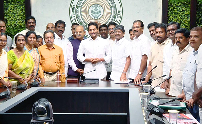 Employees-Union-Meets-CM-Jagan-At-Tadepalli.jpg
