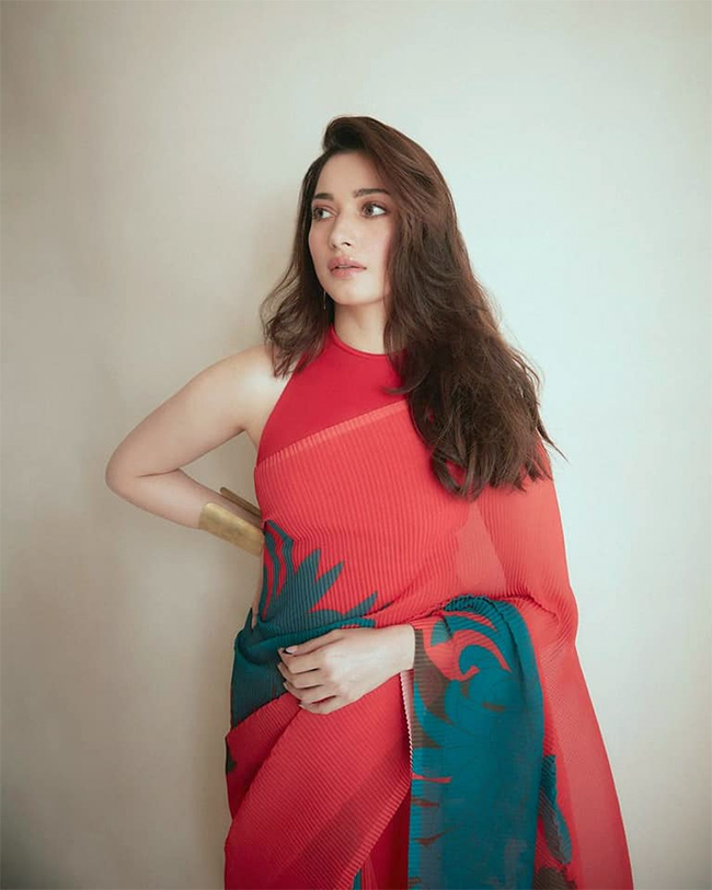 Tamannaah-Bhatia-confirms-her-relationship-with-Vijay-Varma-Pics-16.jpg 16