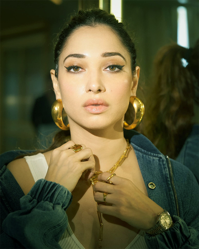 Tamannaah-Bhatia-confirms-her-relationship-with-Vijay-Varma-Pics-3.jpg 3