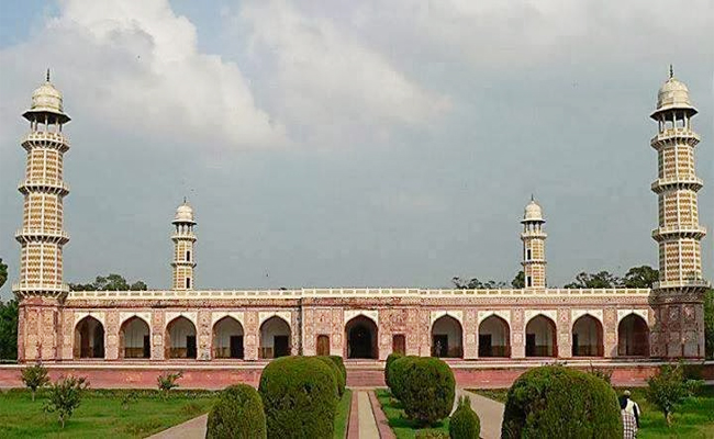 9._20Tomb_20of_20Jahangir_2C_20Punjab_2C_20Pakistan.jpg 10