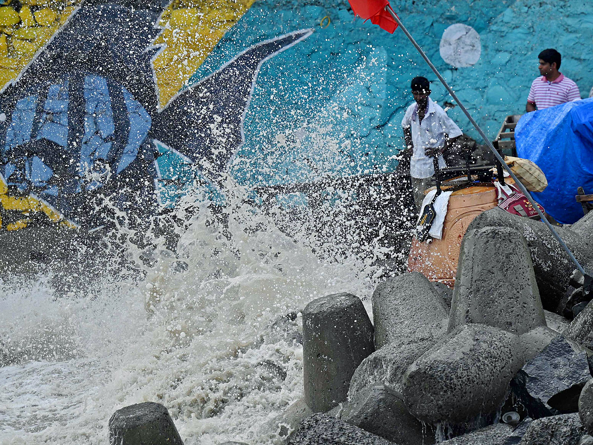 Cyclone_20Biparjoy_20heads_20towards_20Gujarat_20And_20Mumbai_20coastline_20Photo4.jpg 4