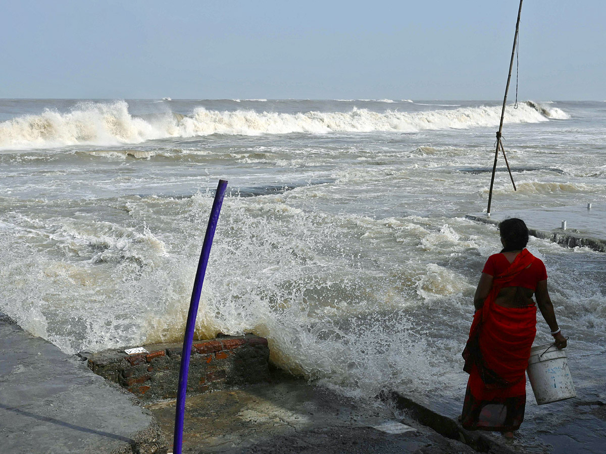 Cyclone_20Biparjoy_20heads_20towards_20Gujarat_20And_20Mumbai_20coastline_20Photo7.jpg 7