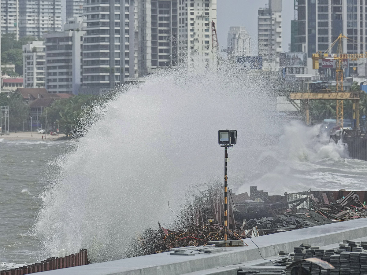 Cyclone_20Biparjoy_20heads_20towards_20Gujarat_20And_20Mumbai_20coastline_20Photos2.jpg 12